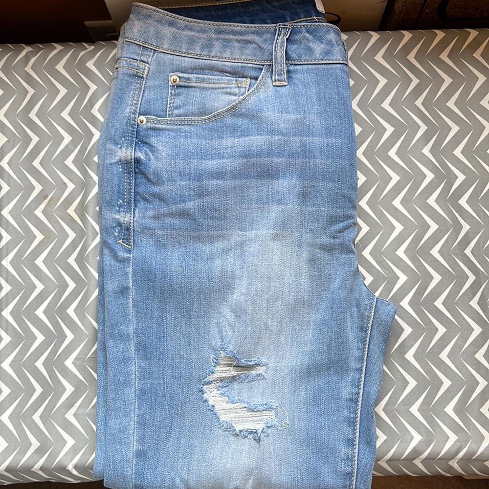 Distressed Mid-Rise Cut Off Jeans By Kensie Jeans 8/29 STRETCHY NWOT - Picture 13 of 14